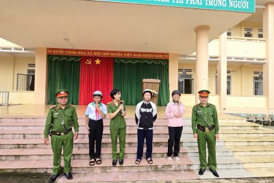 TIẾT SH CHÀO CỜ ĐẦU TUẦN THỨ 2 NGÀY 15.9.2025 ĐỘI CÔNG AN GIAO THÔNG PHƯỜNG BUÔN HỒ TUYÊN TRUYỀN CHO HS ĐI XE ĐẠP ĐIỆN KHI THAM GIA GIAO THÔNG