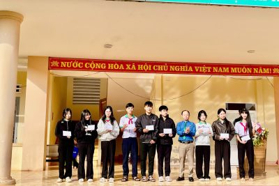 BGH TRAO THƯỞNG ” HOA ĐIỂM 10″ CHO HS CÁC KHỐI 6.7.8.9 NHÂN DỊP  CHÀO MỪNG 20.11